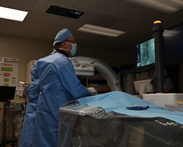 Dr Kahn Performing Minimally Invasive Surgery